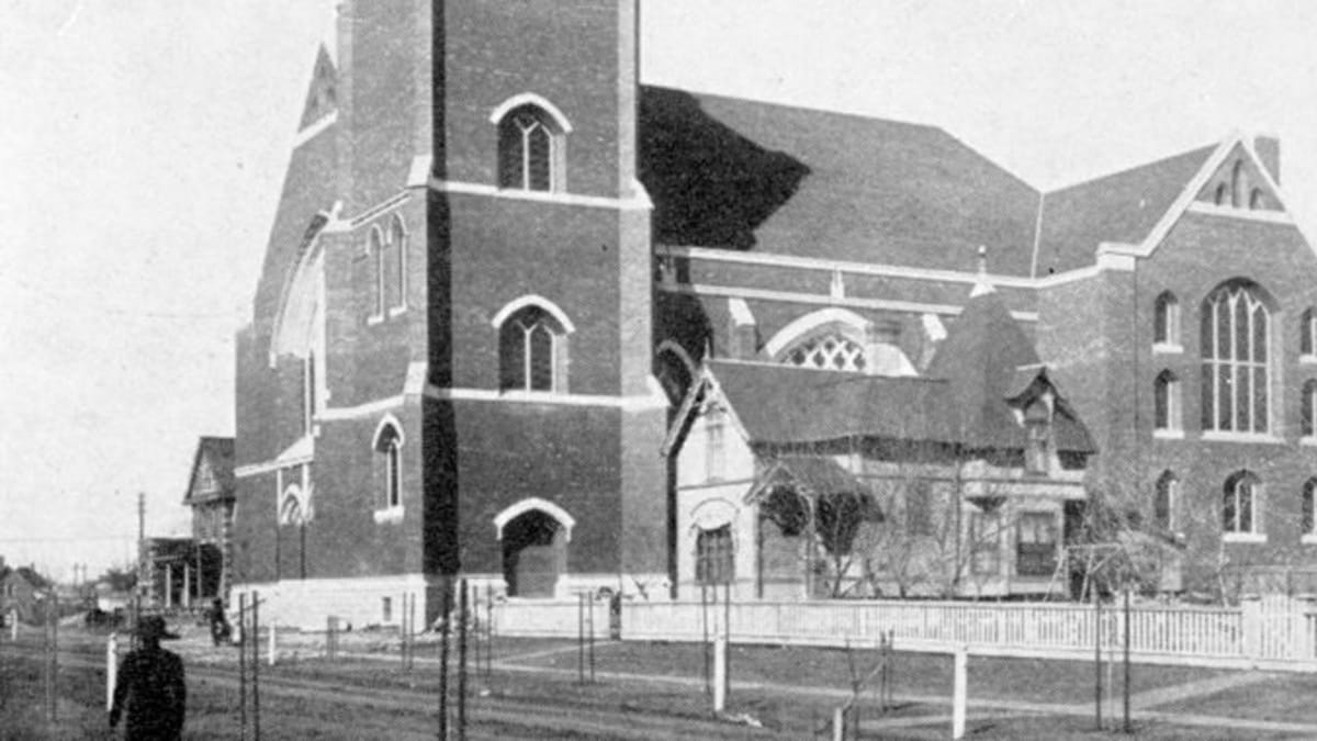 Exterior view of First Presbyterian Church, taken in 1915.